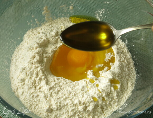 Муку просеиваем, делаем воронку, всыпаем соль, вбиваем яйцо, вливаем масло.