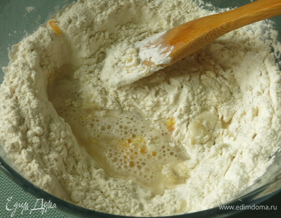 Вливаем воду, замешиваем тесто. Рекомендую добавлять воду порциями, может понадобиться меньше.