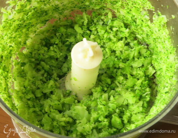 Брокколи отвариваем, выдерживаем в воде холодной для сохранения цвета, измельчаем.