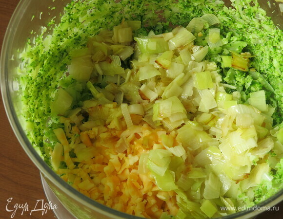 Лук обжариваем на масле, сыр твердый натираем, добавляем в начинку.