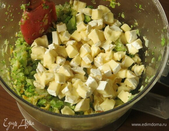 Мягкий сыр нарезаем или отрываем маленькие кусочки.