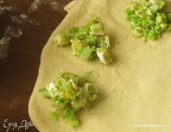 Раскатываем тесто. Выкладываем начинку и лепим вареники или равиоли. Я сделала 2 порции — и вареники, и равиоли.