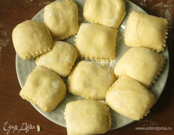 Если готовим впрок, посыпаем мукой и замораживаем.