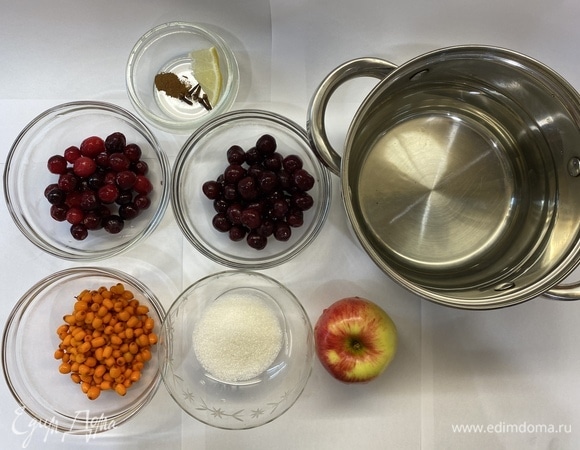 Подготовим ингредиенты. У вишни предварительно можно удалить косточки. Ягоды берем свежие либо замороженные (предварительно промоем чистой водой).