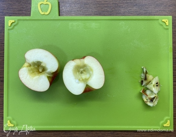 Удалим сердцевину у яблока.