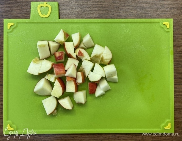 Нарежем яблоко средними кубиками.