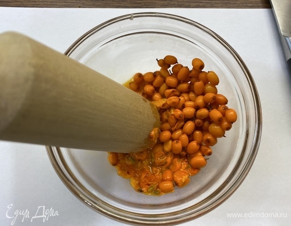 Разомнем облепиху до состояния пюре.