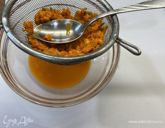 Процедим пюре облепихи. Нам необходим сок от облепихи.