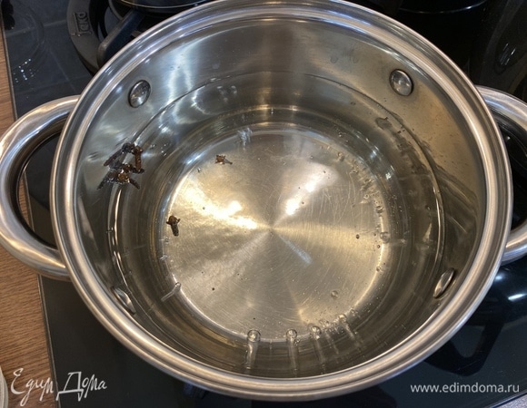 Поставим кипятиться воду и добавим гвоздику, доведем до кипения.