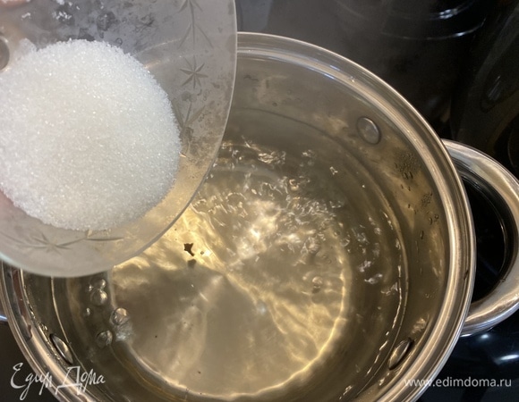 Добавим в воду сахарный песок. По желанию можно добавить к рецепту еще 2 ч. л. сахарного песка для любителей сладких компотов. Если положить только 2 ч. л., то будет кисленький вкус.