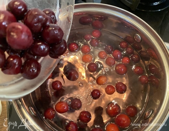 Добавим в воду ягоды.