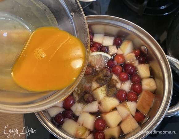 Нальем облепиховый сок.