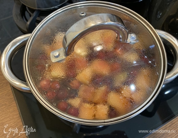 Доведем до кипения и поварим 2 минуты, выключим огонь и дадим настояться под крышкой 5 минут.