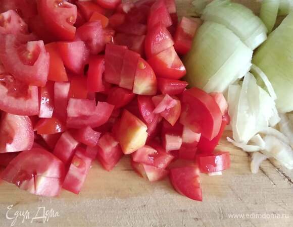 Лук нарезать полукольцами или четвертинками колец. Некрупно нарезать помидоры. Лук обжарить на растительном масле с добавлением сливочного (примерно треть от нормы) минут 10, добавить помидоры. Все вместе обжаривать минут 10.