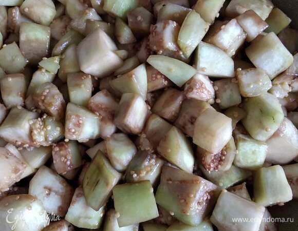 Баклажаны промыть, очистить, нарезать кубиком. Обжарить в растительном масле минут 15.