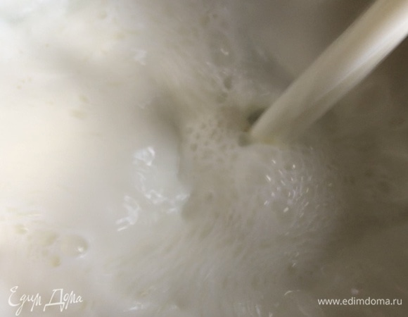 В сотейник или кастрюлю вливаем молоко.