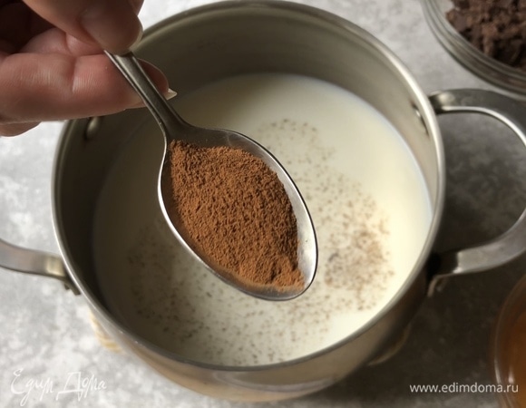Всыпаем ванильный сахар (или ванильную эссенцию) и молотую корицу.