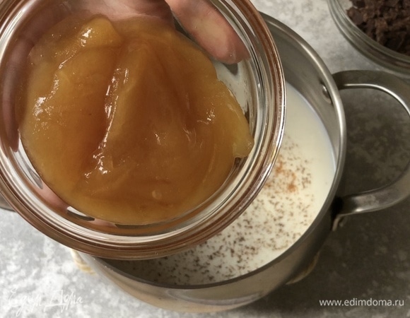 Добавляем мед. Учтите, что если берете не горький, а темный шоколад, то меда потребуется значительно меньше, так как такой шоколад уже сладкий.