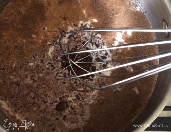 Сотейник ставим на средний огонь, помешивая венчиком, помогаем шоколаду и меду раствориться.