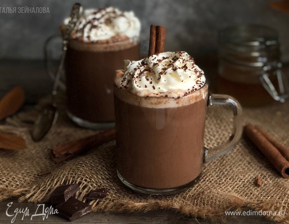 По желанию можно добавить ром, коньяк, брэнди или сливочный ликер. При подаче сверху украшаем взбитыми сливками или воздушными подушечками маршмеллоу и посыпаем натертым на терке шоколадом или корицей.