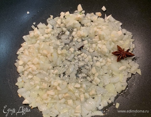 Репчатый лук очистить, мелко нарезать. Дольки чеснока измельчить ножом. Имбирь очистить от кожицы и тоже мелко нарезать. В сковороде разогреть растительное масло, добавить измельченные лук, чеснок и имбирь. Обжаривать, помешивая, 4–5 минут.