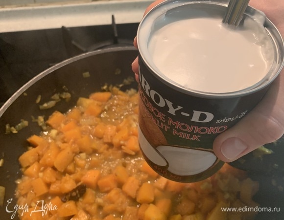 Влить кокосовое молоко, посолить. Довести до кипения и выключить огонь.