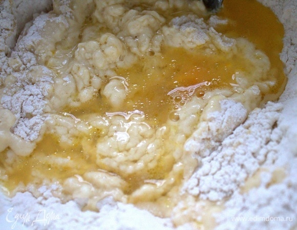 Смешать вначале ложкой.