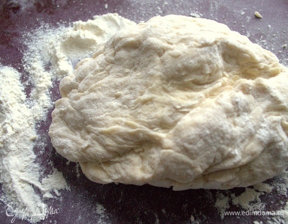 Затем переносим на доску с мукой и месим руками минут 10.