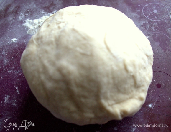 Накрыть шар теста миской и оставить на столе минут на 10–15.