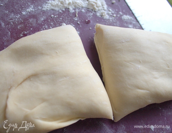 Разделить тесто на 2–3 части.