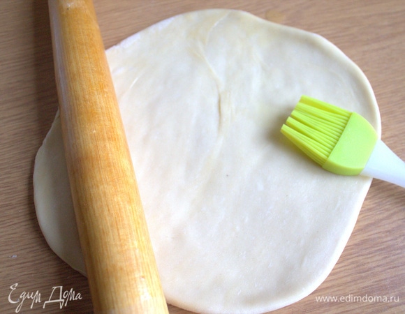 Каждую раскатать в тонкий пласт и смазать растительным или растопленным сливочным маслом (примерно уйдет 0,3 стакана).