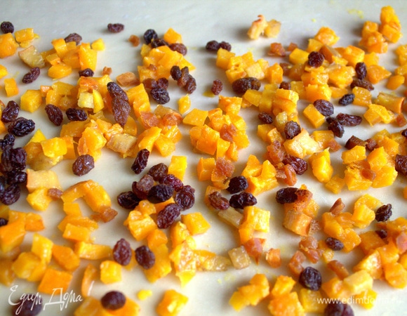 На половину пласта нанести тыкву, изюм и размоченную курагу.