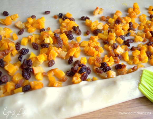 Свернуть в рулет и смазать тесто маслом.