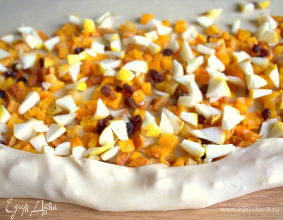 На второй пласт я добавила к тыкве яблоки, изюма поменьше.