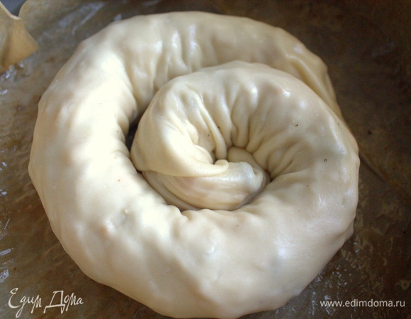 Переносим первый рулет в смазанную маслом форму (24 см в диаметре).