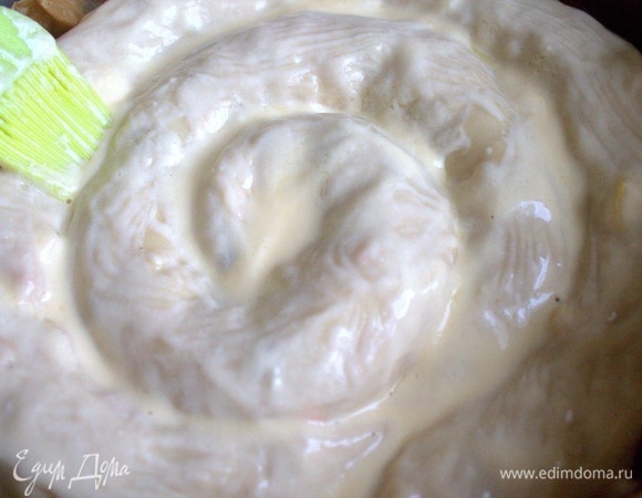 Густо покрываем тесто.