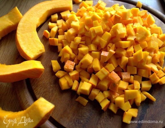 Тыкву нарезать мелким кубиком.