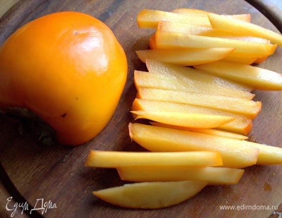 Плотную хурму можно нарезать полосками.