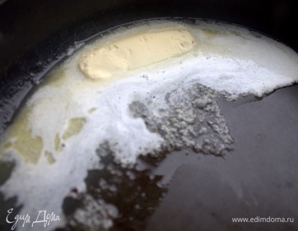 В сковороде растопить сливочное масло.