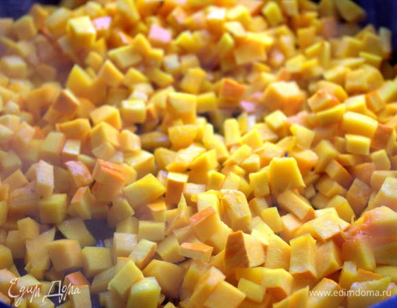 Начинаем на масле тушить тыкву.