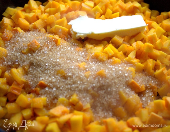 Всыпаем потом сахар.