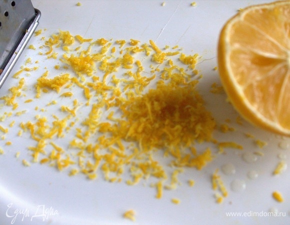 Натереть цедру с половины лимона.