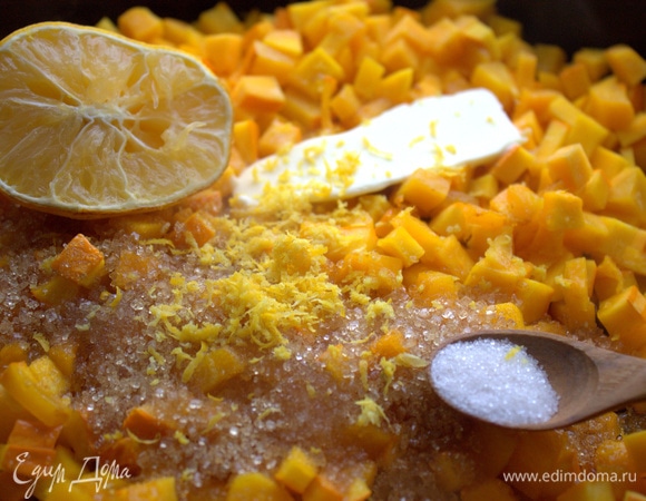 Добавляем вместе с ванилью и соком лимона.