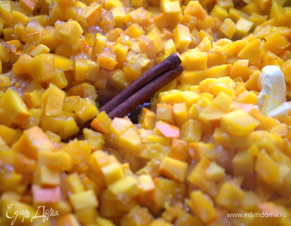 Положить палочку корицы или посыпать молотой.