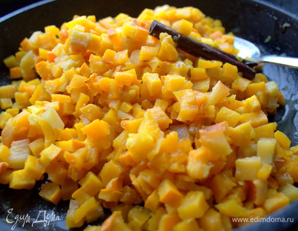 Держим вместе на огне. После выключения настаиваем под крышкой, потом по желанию добавляем мед.