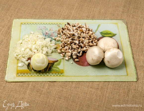 Нарезать грибы и репчатый лук, натереть на крупной терке твердый сыр.