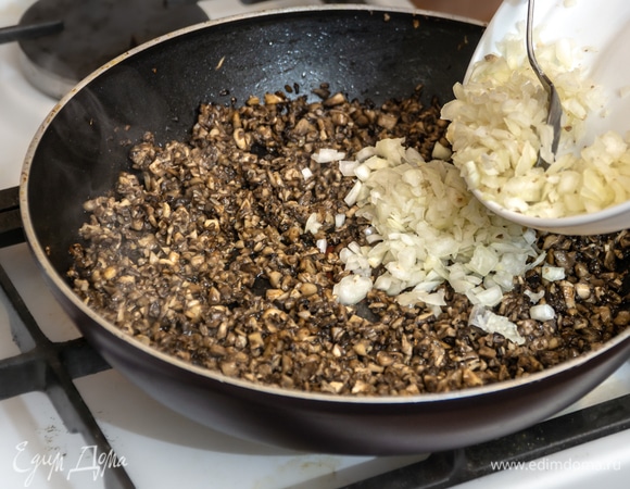 На разогретой сковороде обжарить грибы в течение 10 минут, затем добавить мелко нарезанный репчатый лук, перемешать и жарить ингредиенты до готовности. В конце готовки приправить грибную смесь по вашему вкусу.