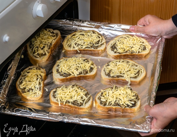 Разогреть духовку до 180°C. Отправить бутерброды в духовку на 10 минут.