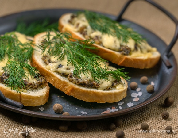 Горячие бутерброды а-ля жюльен готовы. Наслаждайтесь!