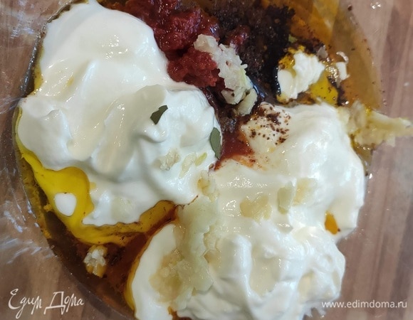 Филе куриной грудки обмыть, обсушить и нарезать кубиками. Очистить чеснок и растолочь в ступке. Смешать все ингредиенты маринада, выложить куриные кубики и все тщательно перемешать. Курица должна настояться в маринаде не менее 2 часов. На такой короткий срок я оставляю мясо мариноваться при комнатной температуре.